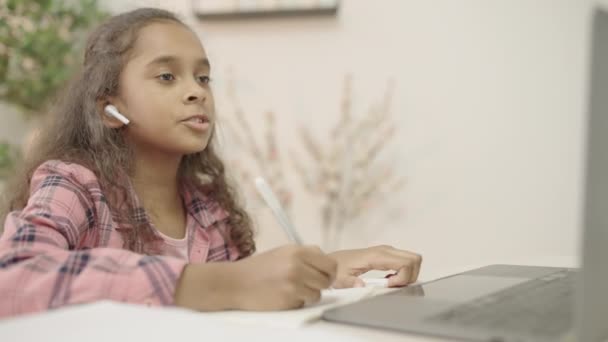 Schoolmeisje Met Online Les Het Maken Van Videogesprek Laptop Thuisonderwijs — Stockvideo