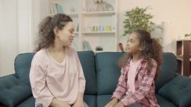 Mutlu anne sevgi ve kucak dolu sözler söylüyor. Küçük kız, aile ilişkisi.