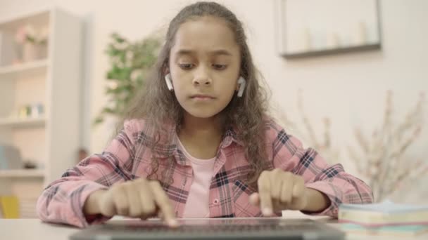 Okos Lány Gépelés Laptop Billentyűzeten Távoktatás Számítógépes Műveltség — Stock videók