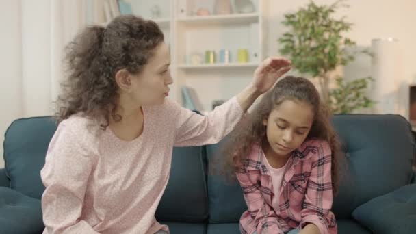 Madre Solidaria Hablando Con Triste Hija Consolando Niño Molesto Con — Vídeos de Stock