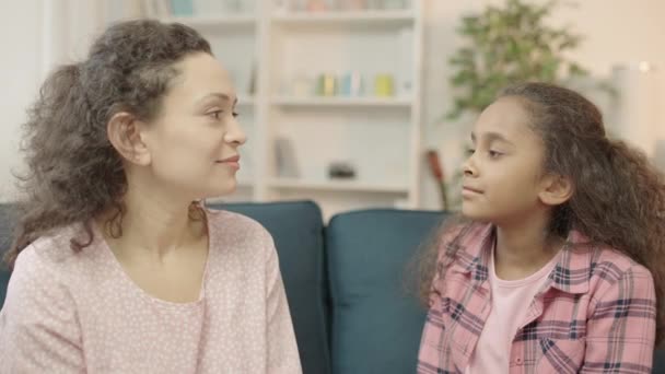Gyengéd Anya Lánya Hajlik Homlok Együtt Család Szeretet Támogatás — Stock videók
