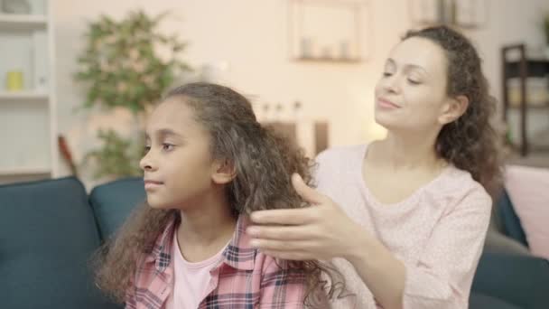 Мама Тщательно Расчесывает Дочерей Волосы Утренняя Рутина Семейные Традиции — стоковое видео
