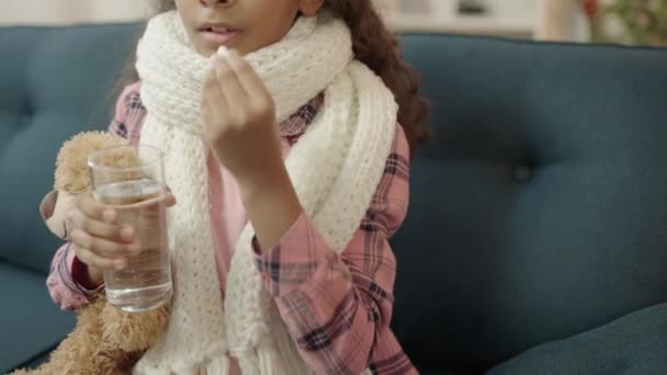 Niña Enferma Tomando Pastillas Tomando Agua Tomando Medicamentos Para Recuperarse — Vídeos de Stock