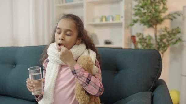 Bambina Che Prende Pillole Riprendersi Malattie Febbre Mal Gola — Video Stock