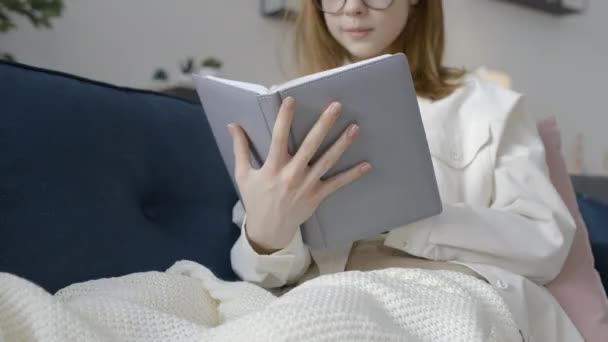 Inteligente Mujer Adolescente Gafas Lectura Interesante Libro Favorito Hobby Ocio — Vídeos de Stock