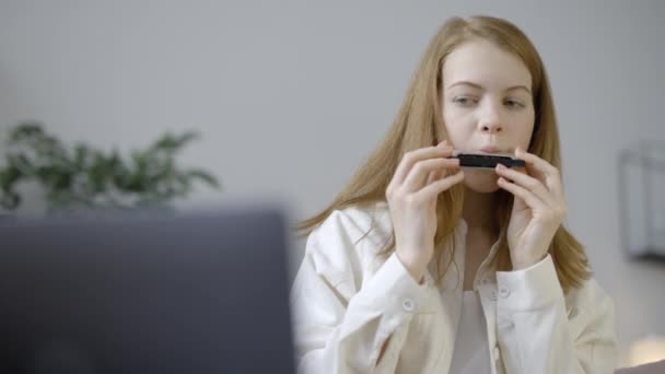 Felice Giovane Donna Imparare Suonare Armonica Guardando Tutorial Sul Computer — Video Stock