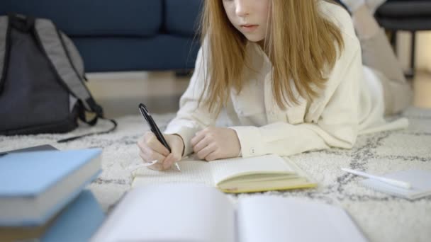 Szorgalmas Tinédzser Lány Csinál Házi Feladatot Padlón Írás Jegyzettömb Oktatás — Stock videók