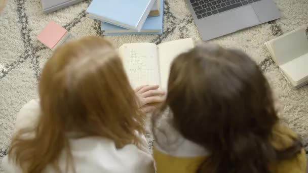 Siswa Perempuan Mengerjakan Matematika Bersama Sama Berbaring Atas Karpet Memecahkan — Stok Video