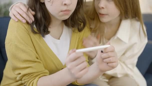 Молода Жінка Підліток Кращий Друг Проводить Позитивний Тест Вагітність — стокове відео