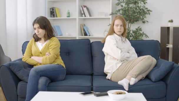 Adolescentes Ofendidas Sentadas Separadamente Sofá Briga Problema Relacionamento — Vídeo de Stock