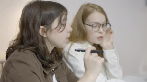 Concentrado Adolescente Meninas Discutindo Problema Fazendo Lição Casa Juntos Educação — Vídeo de Stock