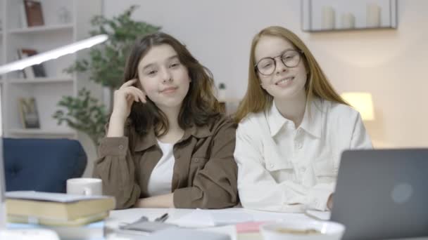 Šťastné Dospívající Dívky Společně Připravují Zkoušku Usmívají Před Kamerou Portrét — Stock video