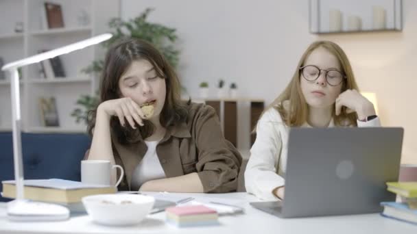Adolescenti Stanchi Mangiare Biscotti Sbadigli Durante Preparazione Esame Sul Computer — Video Stock