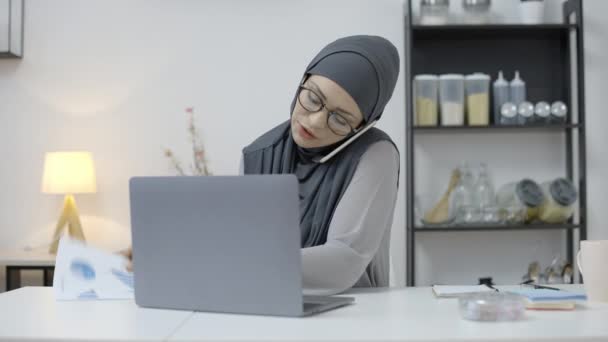 Busy Arab Businesswoman Hijab Glasses Talking Phone Working Laptop — Stock Video