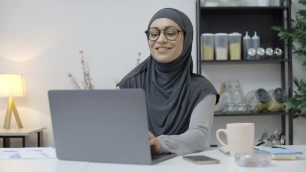 Boldog Muszlim Hidzsáb Szemüveg Befejező Munkát Laptop Szabadúszó — Stock videók