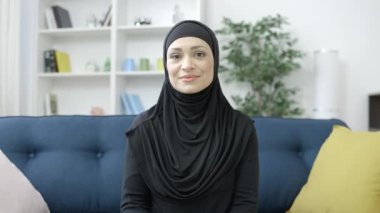 Geleneksel tesettürlü güzel Müslüman kadın kameraya, güzelliğe, sağlık hizmetine gülümsüyor