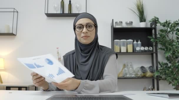 Amistoso Musulmán Empresaria Mostrando Informe Teniendo Conferencia Línea Ordenador Portátil — Vídeo de stock