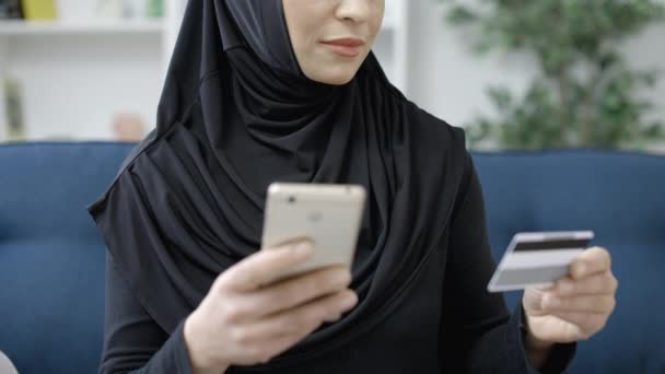 Lächelnde Muslimin Gibt Kreditkartennummer Auf Smartphone Ein Shopping App — Stockvideo