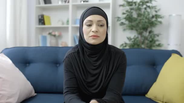 Mujer Árabe Estresada Que Siente Dolor Cabeza Que Sufre Síntomas — Vídeo de stock