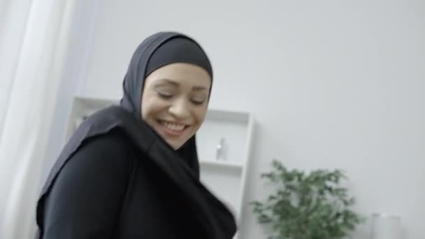 Ευτυχισμένη Μουσουλμάνα Γυναίκα Μαντίλα Σκουπίζει Χαλί Και Χορεύει Καλή Διάθεση — Αρχείο Βίντεο