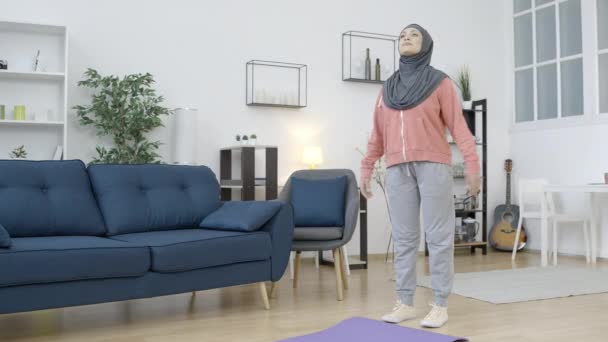 Mooie Moslim Vrouw Hijab Doen Oefening Thuis Gezonde Levensstijl Sport — Stockvideo