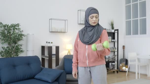 Mujer Musulmana Ropa Deportiva Levantamiento Pesas Entrenamiento Casa Estilo Vida — Vídeo de stock