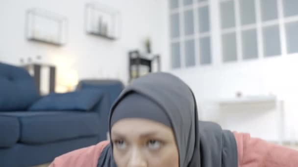 Mujer Musulmana Entusiasta Haciendo Flexiones Entrenamiento Alfombra Ejercicio Casa — Vídeo de stock