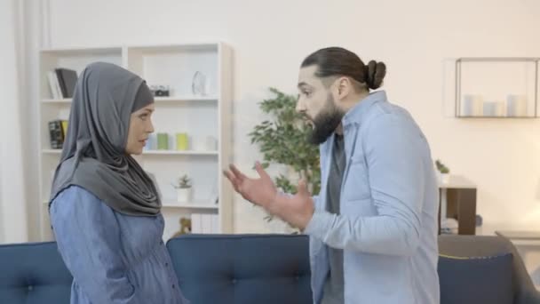 Επιθετικός Μουσουλμάνος Σύζυγος Φωνάζει Στη Δυστυχισμένη Σύζυγο Οικογενειακή Σύγκρουση Σχέση — Αρχείο Βίντεο