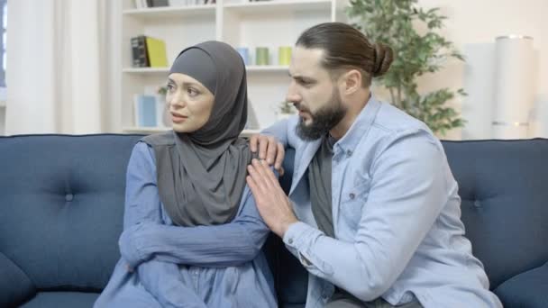 Opiekuńczy Mąż Muzułmanin Pocieszający Smutną Żonę Rodzinną Miłość Wsparcie Harmonię — Wideo stockowe