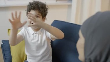 Heyecanlı küçük çocuk el sallıyor, anne ve oğul güven dolu ilişkiler kuruyor.