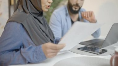 İş projesinde çalışan tesettürlü kadın ve erkek meslektaşı, eşit haklar