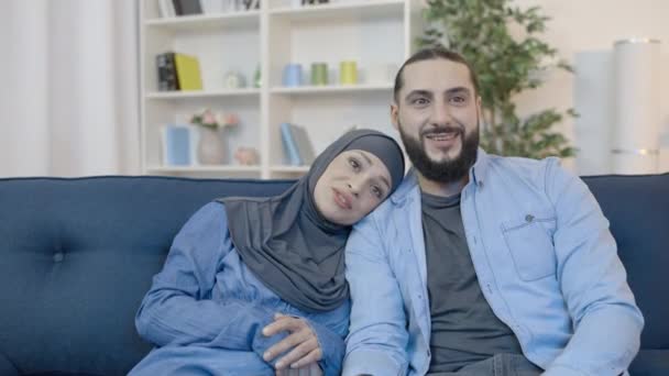 Szép Arab Pár Néz Vígjáték Show Otthon Nevetve Együtt Közös — Stock videók
