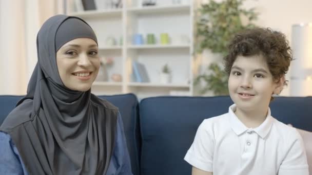Gelukkig Moslim Moeder Zoon Glimlachen Cam Kind Opvoeding Bewust Ouderschap — Stockvideo