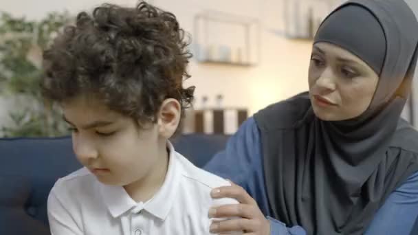 Mulher Muçulmana Confortando Abraçando Pequeno Filho Triste Cuidado Familiar Apoio — Vídeo de Stock