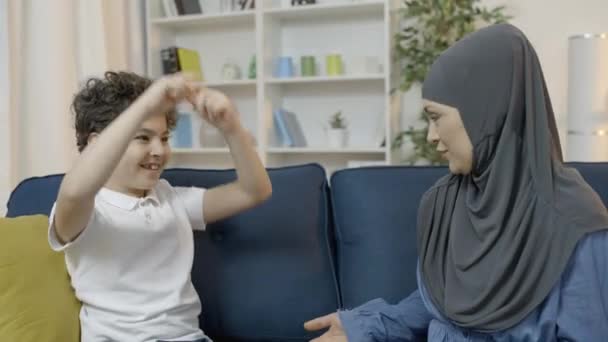 Anak Muslim Yang Ceria Bersenang Senang Dengan Ibu Berbicara Tertawa — Stok Video