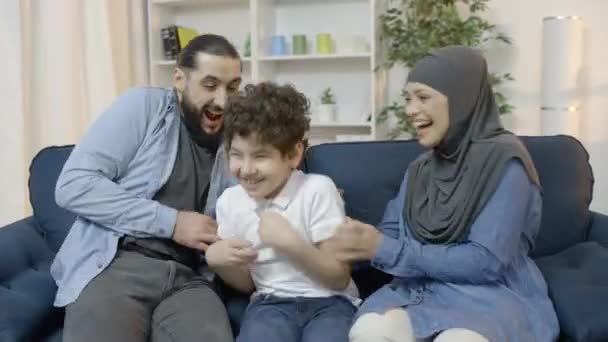 Szülők Csiklandozzák Kisfiút Muszlim Család Jól Érzi Magát Élvezik Együtt — Stock videók