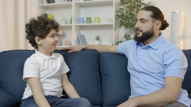 Kleine Jongen Gesprek Met Vader Bank Vertrouwensrelatie Familiewaarden — Stockvideo