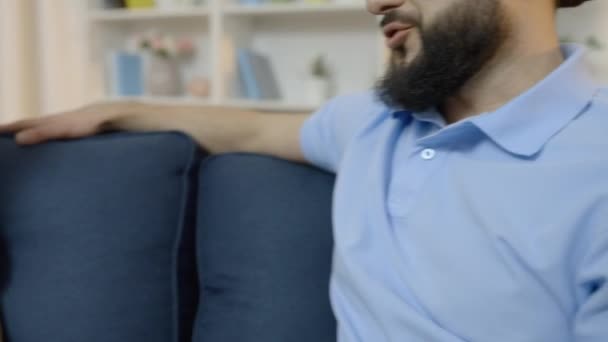 Ayah Bahagia Dan Anak Kecil Berbicara Sofa Membuat Benjolan Tinju — Stok Video