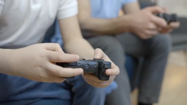Close Mãos Meninos Jogando Videogame Com Joystick Desfrutando Hobby Diversão — Vídeo de Stock