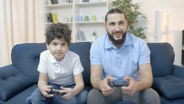Papà Figlio Giocare Videogioco Insieme Sconvolto Con Perdita Tempo Libero — Video Stock