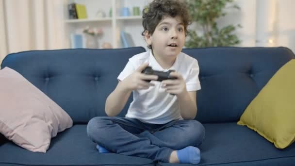 Izgalmas Fiú Aktívan Videojáték Vezérlő Kanapén Boldog Győzelem — Stock videók
