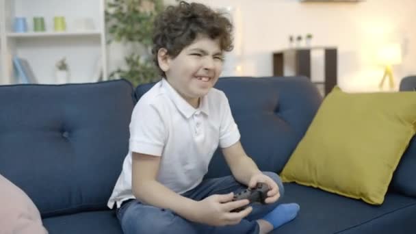 Pequeño Niño Molesto Con Pérdida Videojuegos Lanzamiento Joystick Sofá Frustración — Vídeo de stock