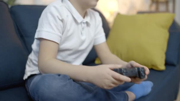 Vrolijke Kleine Jongen Winnende Video Game Emoties Van Geluk Gezicht — Stockvideo