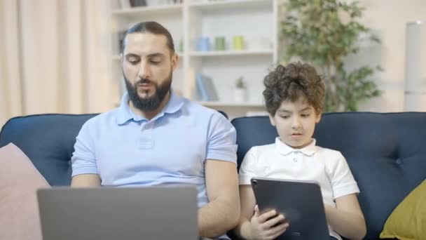 Padre Hijo Ocupados Con Trabajo Portátil Tableta Arañando Cabezas Pensando — Vídeos de Stock