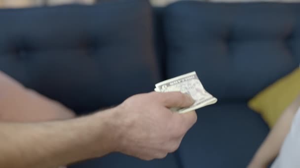 Πάνω Άποψη Του Ενήλικα Χέρι Δίνοντας Παιδί Δολάριο Νομοσχέδιο Χαρτζιλίκι — Αρχείο Βίντεο