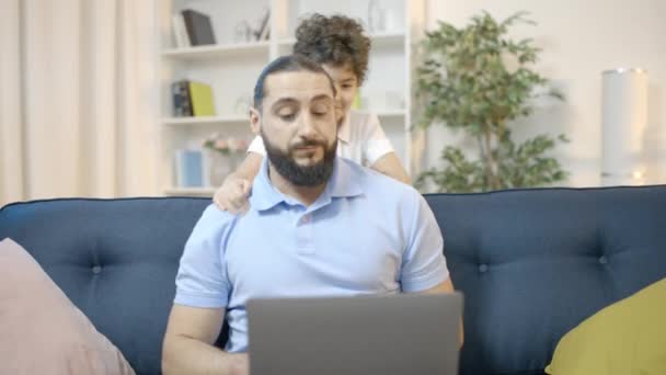 Seriöser Vater Arbeitet Computer Kleiner Sohn Braucht Aufmerksamkeit Elternschaft — Stockvideo