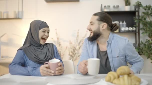 Femeie Hijab Bărbat Arab Râzând Glumă Împreună Bând Ceai Distrându — Videoclip de stoc