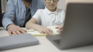 Gururlu baba, iyi öğrenim gördüğü için akıllı oğlunu övüyor. Aile desteği, eğitim.