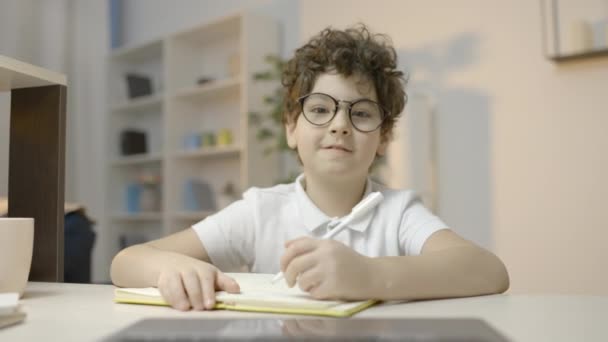 Buen Niño Con Anteojos Haciendo Videollamada Computadora Educación Distancia — Vídeo de stock