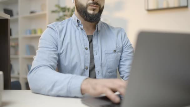 Overwerkt Mannelijk Freelancer Geeuwen Tijdens Het Typen Computer Burn Out — Stockvideo